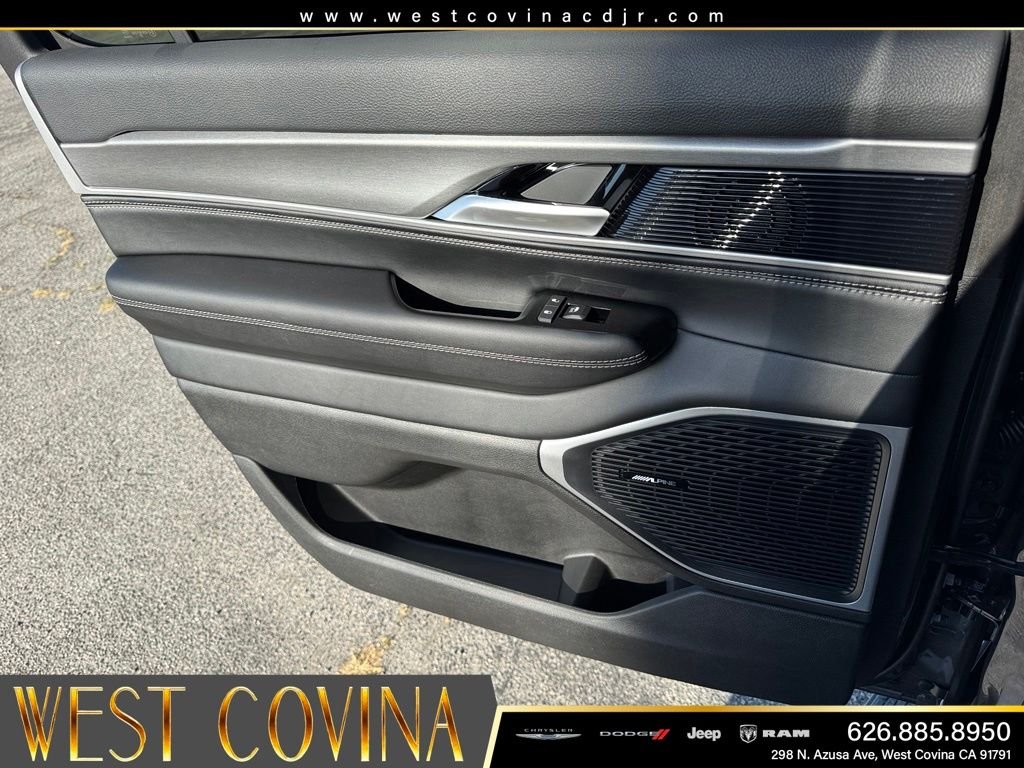 New 2026 Baltic-Gray Metallic Clear-Coat Exterior Paint Jeep Limited Altitude image 31