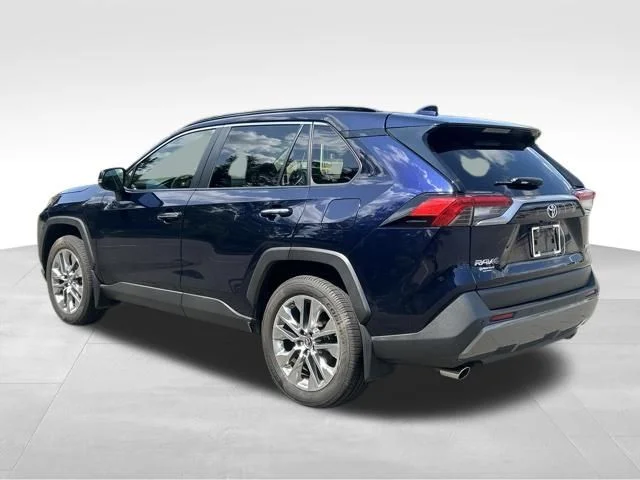 Used 2019  Toyota Limited image 3