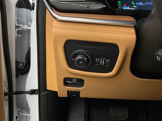 New 2026 Bright White Clear-Coat Exterior Paint Jeep Summit image 14