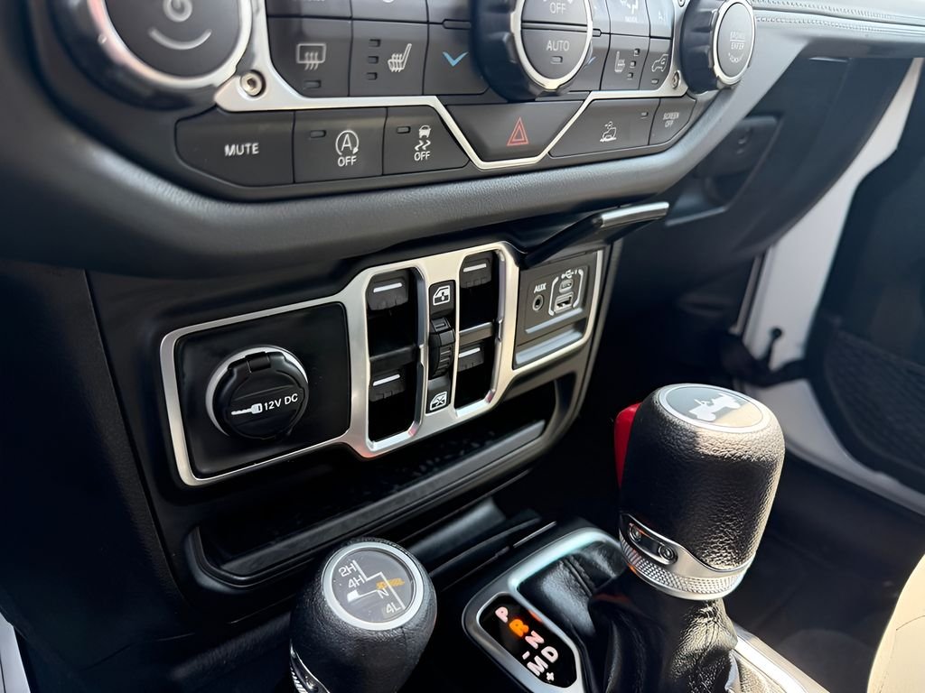 Used 2025 Bright White Clearcoat Jeep Sahara image 25