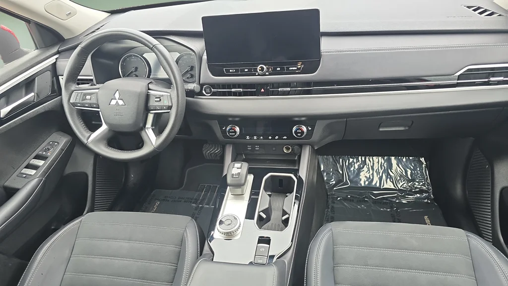 2025 Mitsubishi Outlander SE - Photo 14