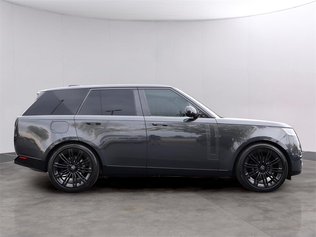 2025 Land Rover Range Rover SE photo 4