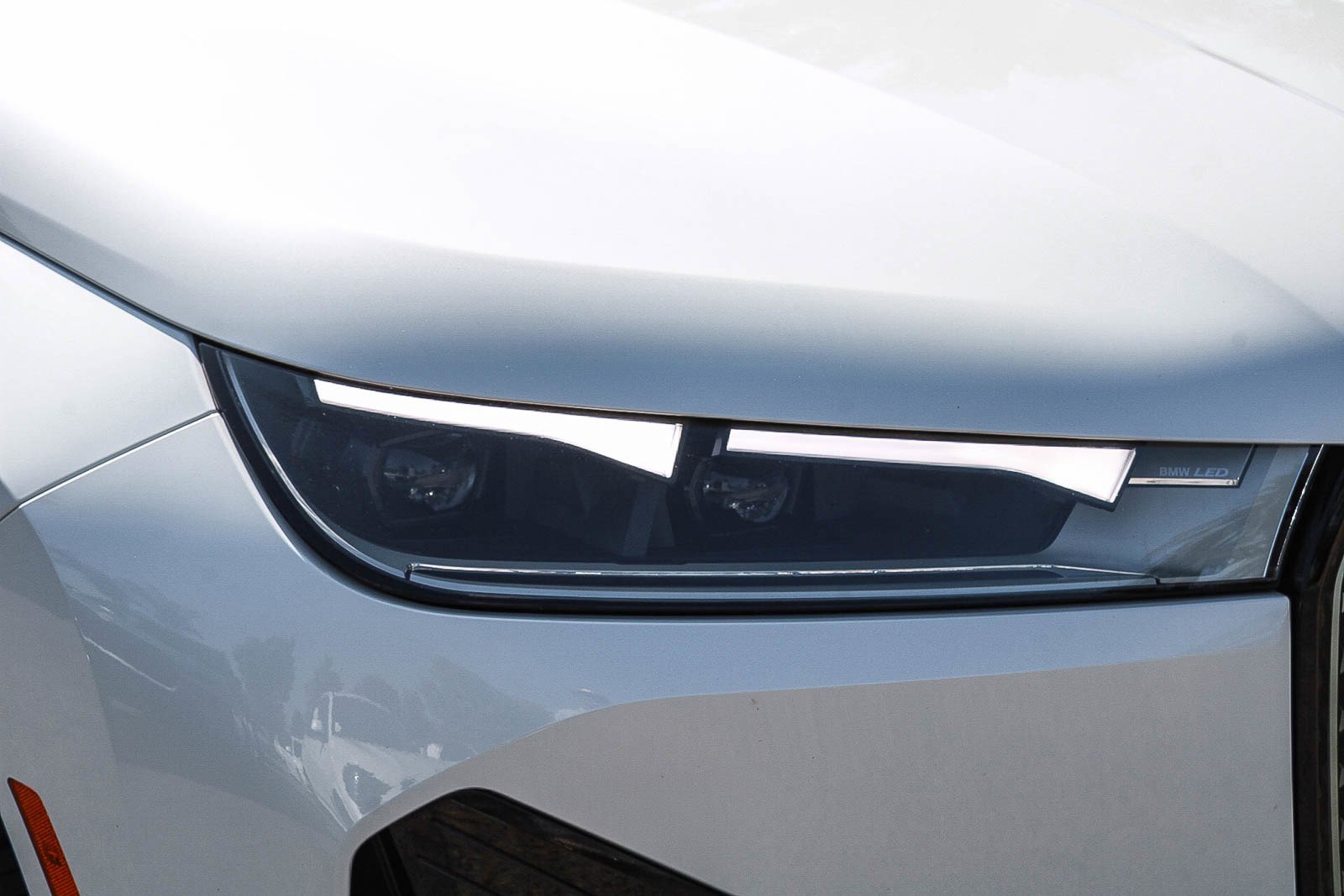 Used 2024 Mineral White Metallic BMW xDrive50 image 8