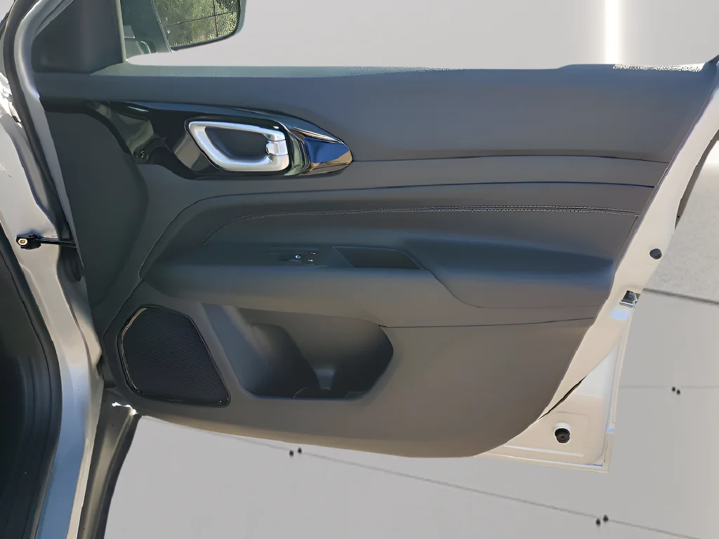 New 2026 Silver Zynith Metallic Clearcoat Jeep Latitude image 17
