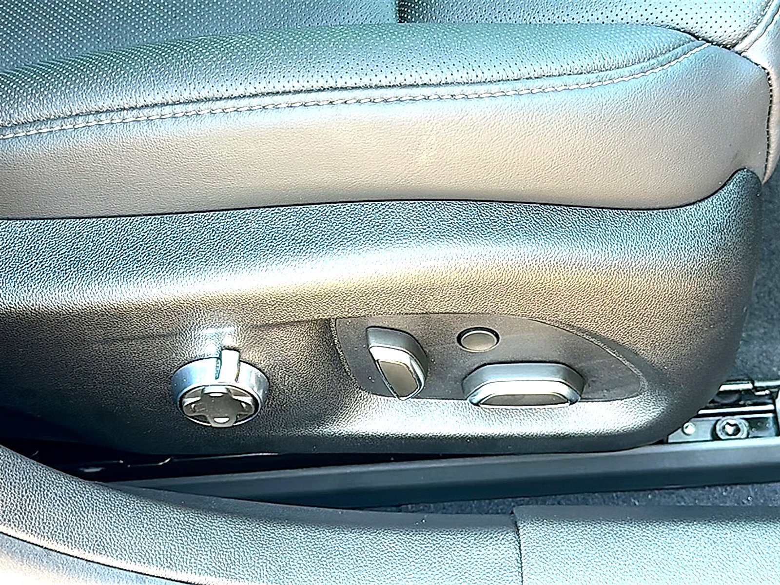 Used 2025 Argent Silver Metallic Cadillac Premium Luxury image 26