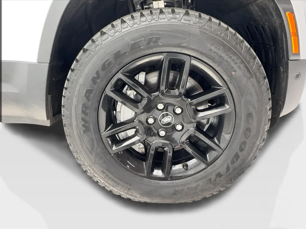 Used 2024 Silver Land Rover S image 13