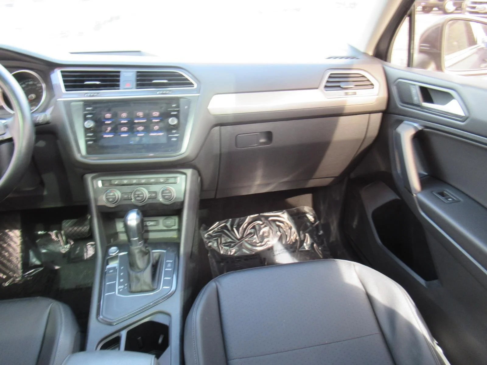 Used 2019 Platinum Gray Metallic Volkswagen SE image 14
