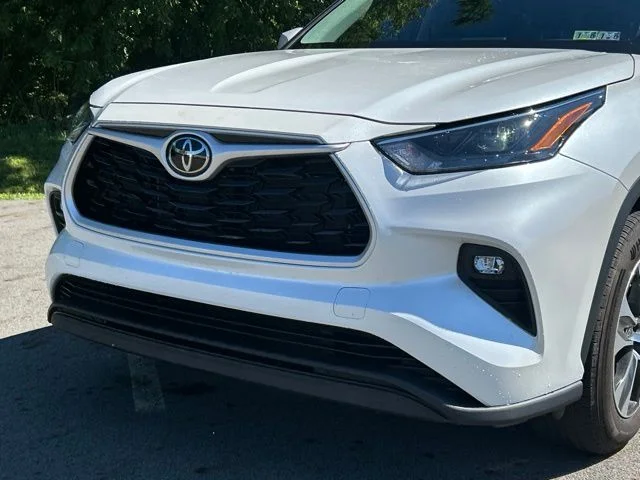 Used 2022 Beige Toyota XLE image 9