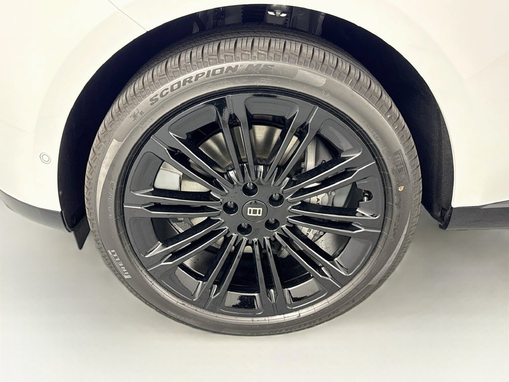 New 2027 Fuji White Land Rover SE image 33