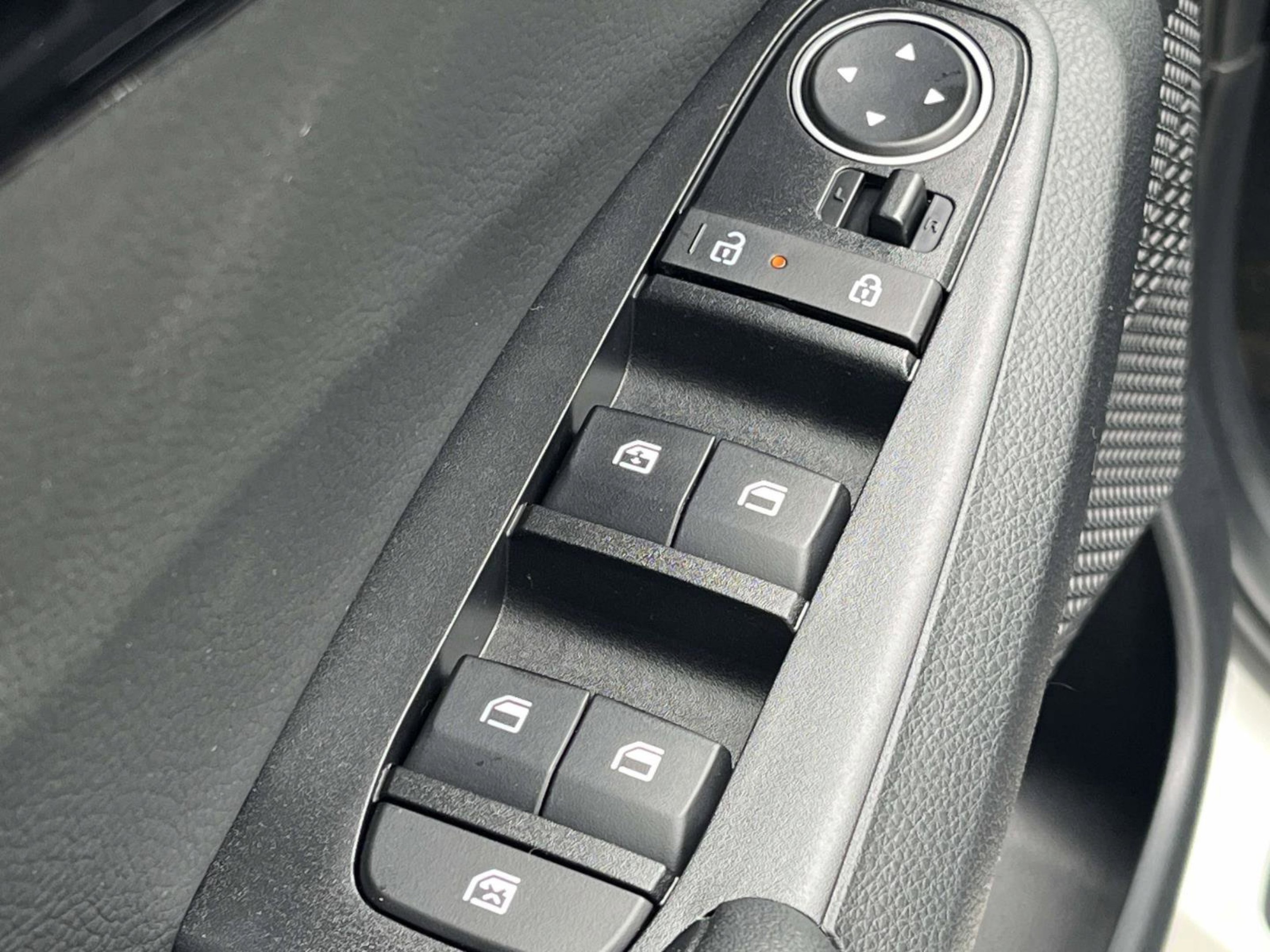 New 2026 Snow White Pearl Kia EX image 23