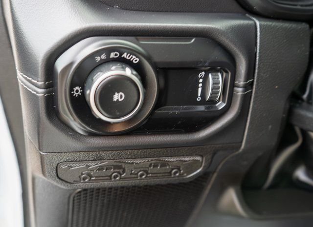 Used 2025  Jeep Sahara image 18