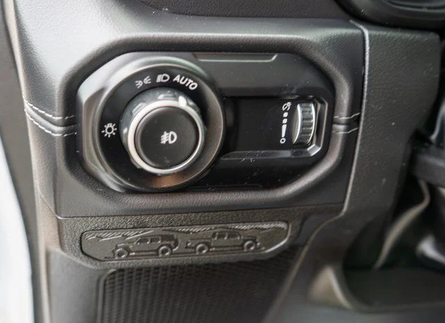 Used 2025 White/off-white Jeep Sahara image 18