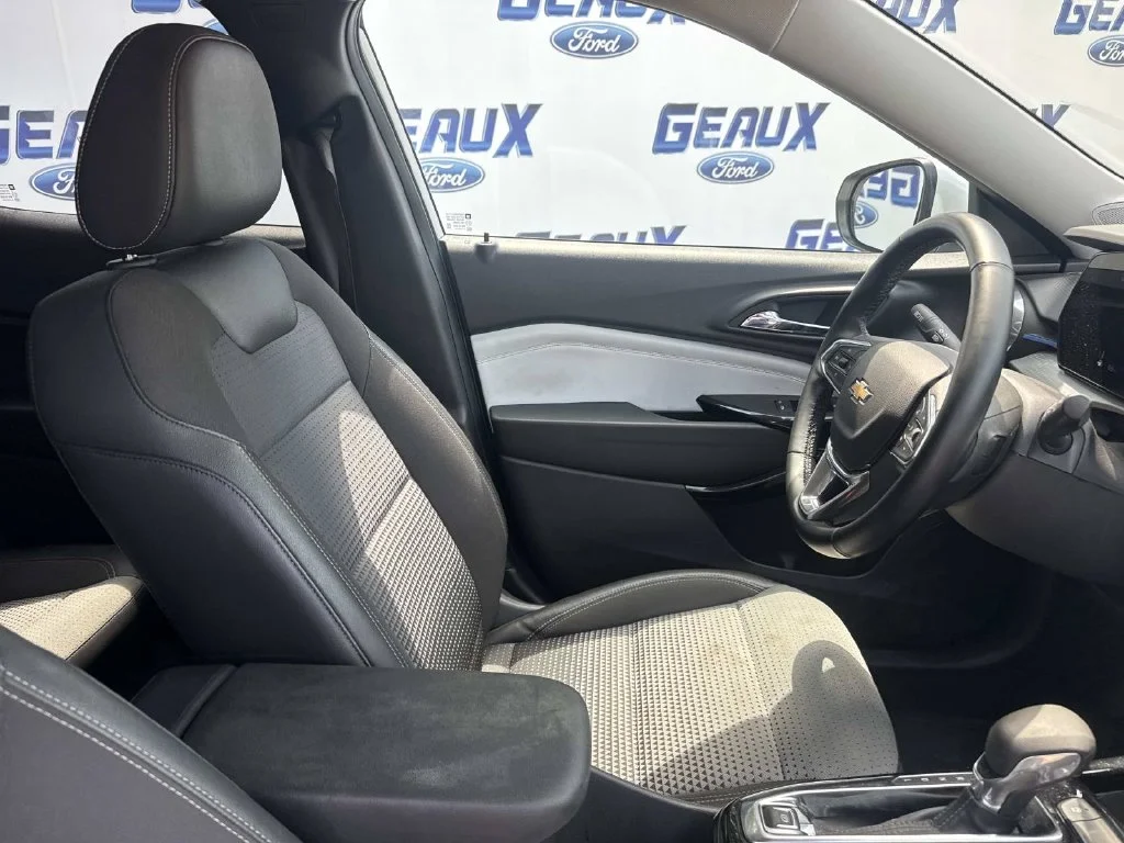 Used 2025 White Chevrolet LT image 13