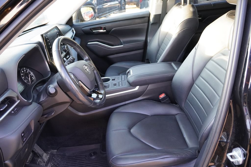 Used 2021 Midnight Black Metallic Toyota XLE image 4