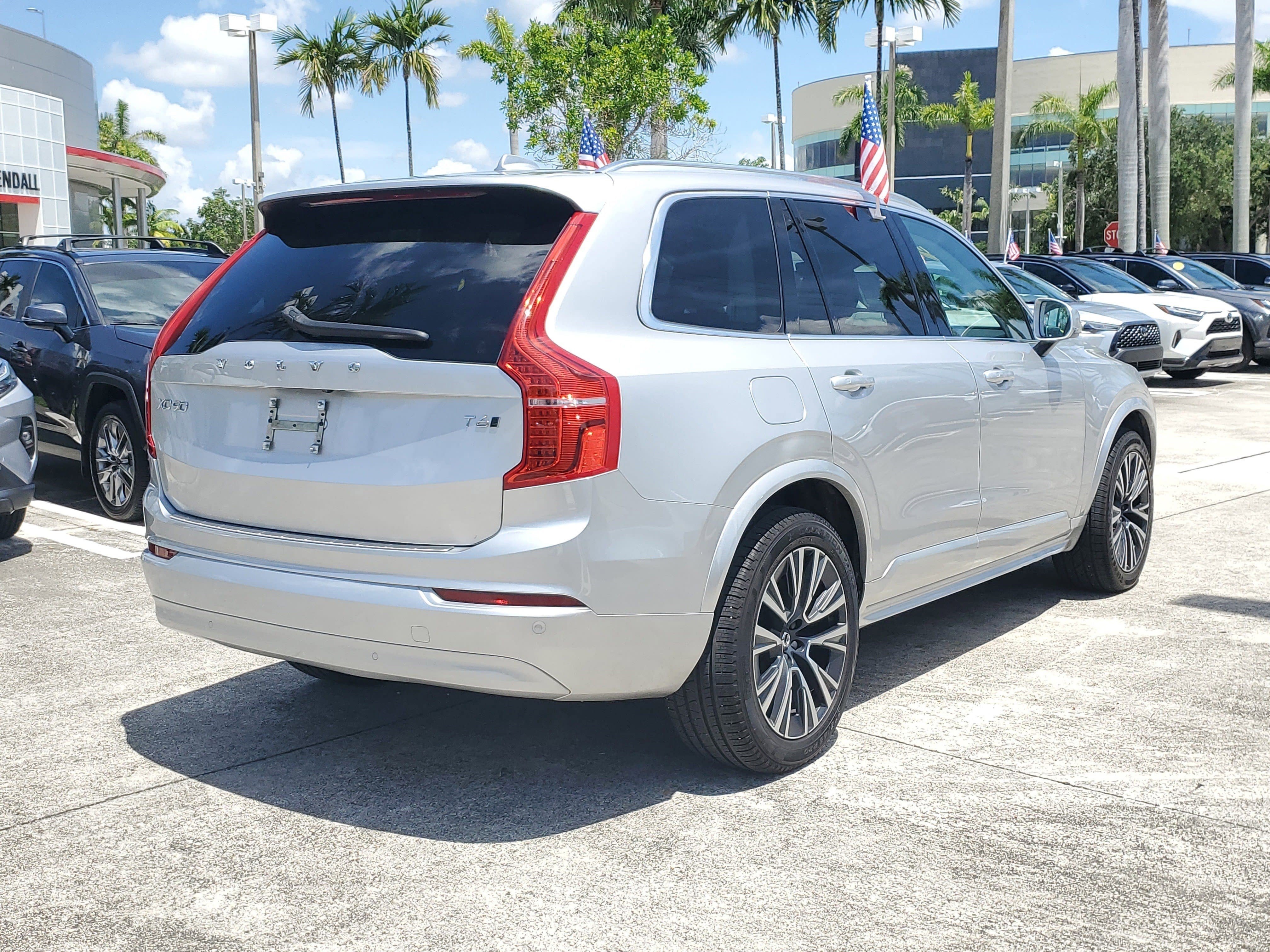 Used 2022 Bright Silver Metallic Volvo Momentum image 7