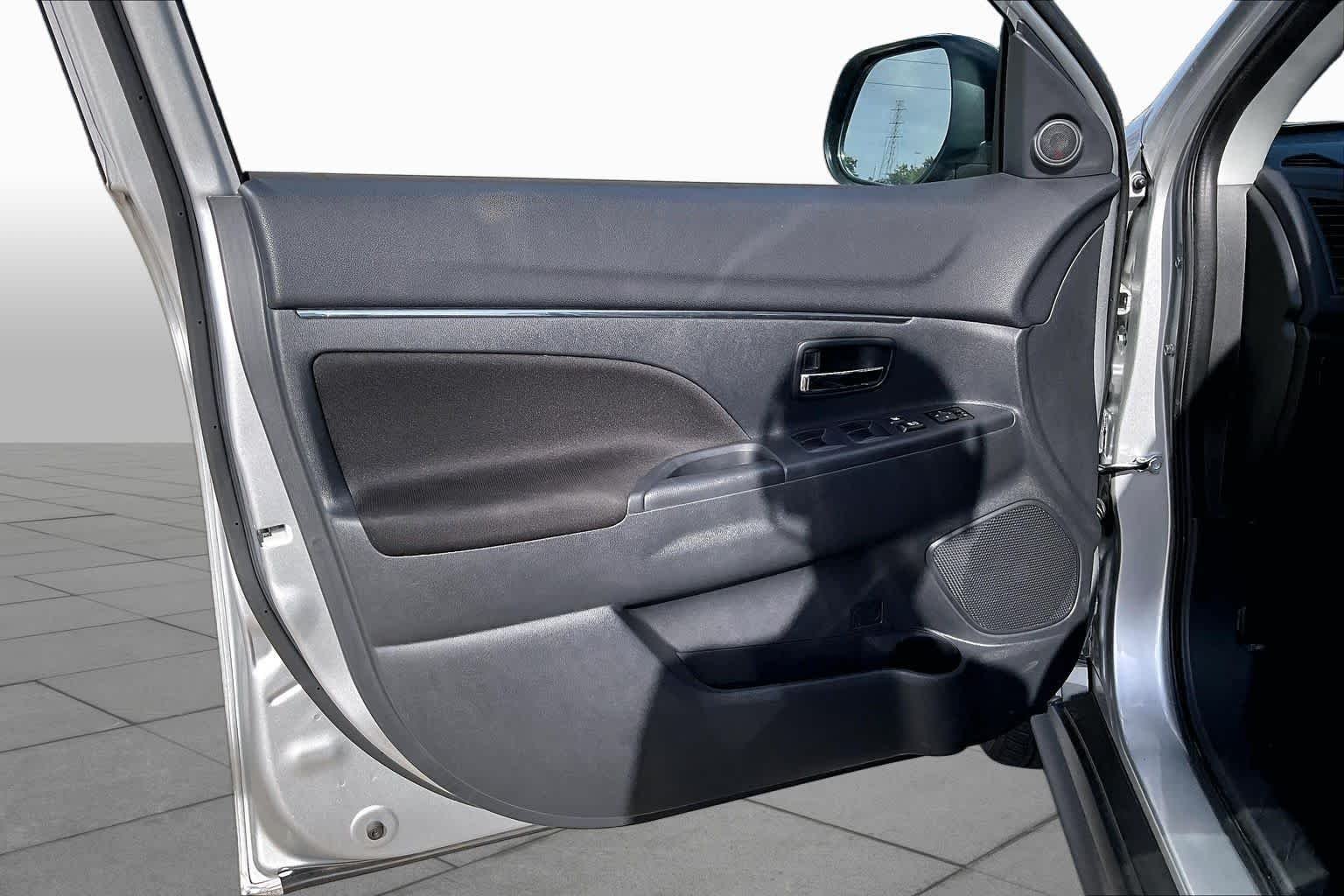 Used 2025 Alloy Silver Metallic Mitsubishi ES image 22