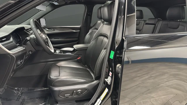 Certified Used 2024 Diamond Black Crystal Pearlcoat Jeep Limited image 9