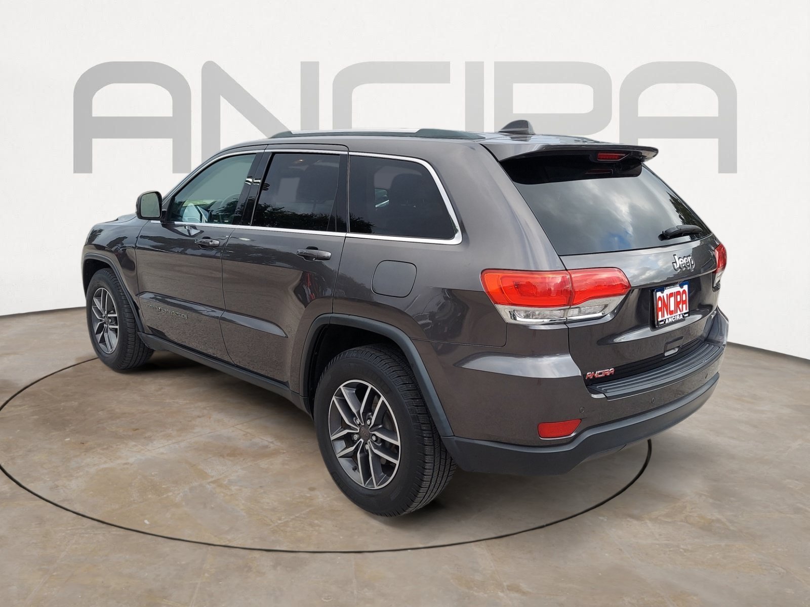 Used 2019 Granite Crystal Metallic Clearcoat Jeep Laredo E image 8
