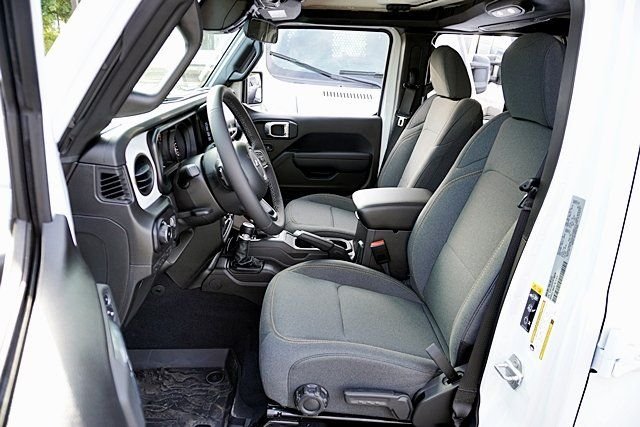 New 2026 Bright White Clear-Coat Exterior Paint Jeep Sport S image 20