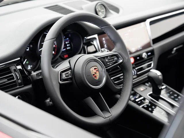 2025 Porsche Macan - Photo 9