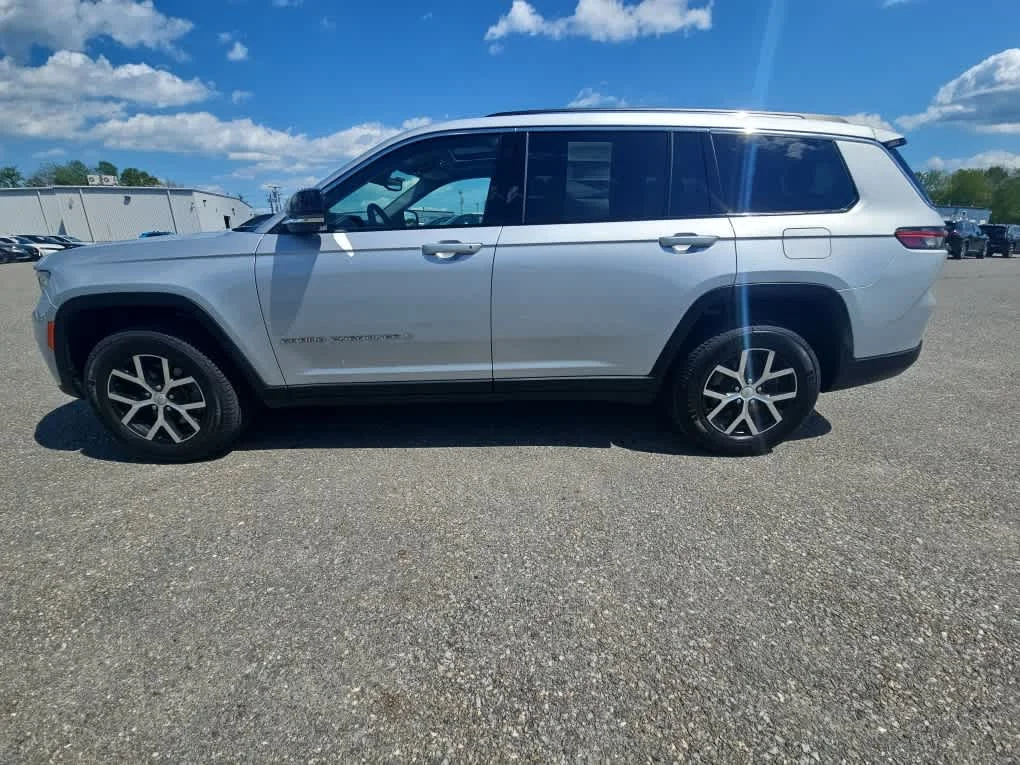 Used 2023 Silver Zynith Jeep Limited image 4