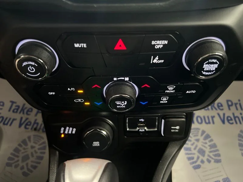 Used 2023 Red Jeep Latitude image 31