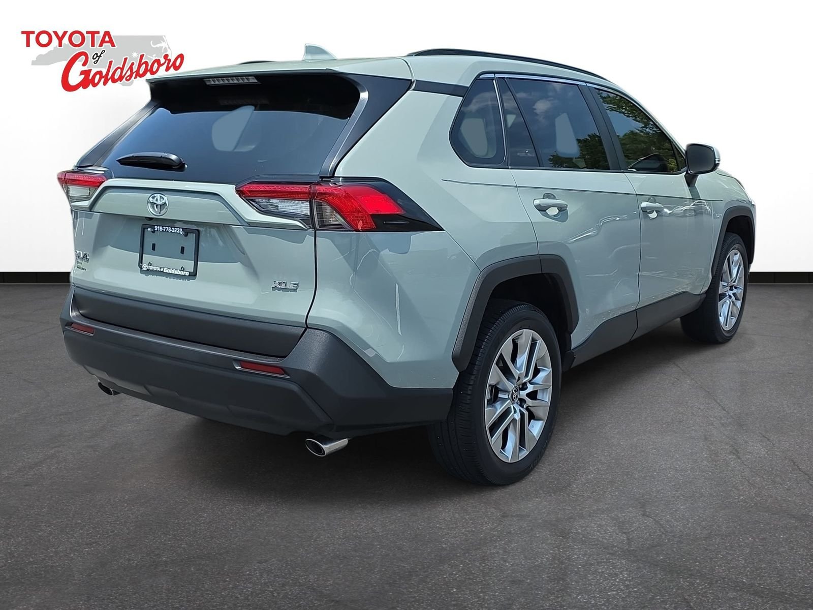 Used 2023  Toyota XLE Premium image 5