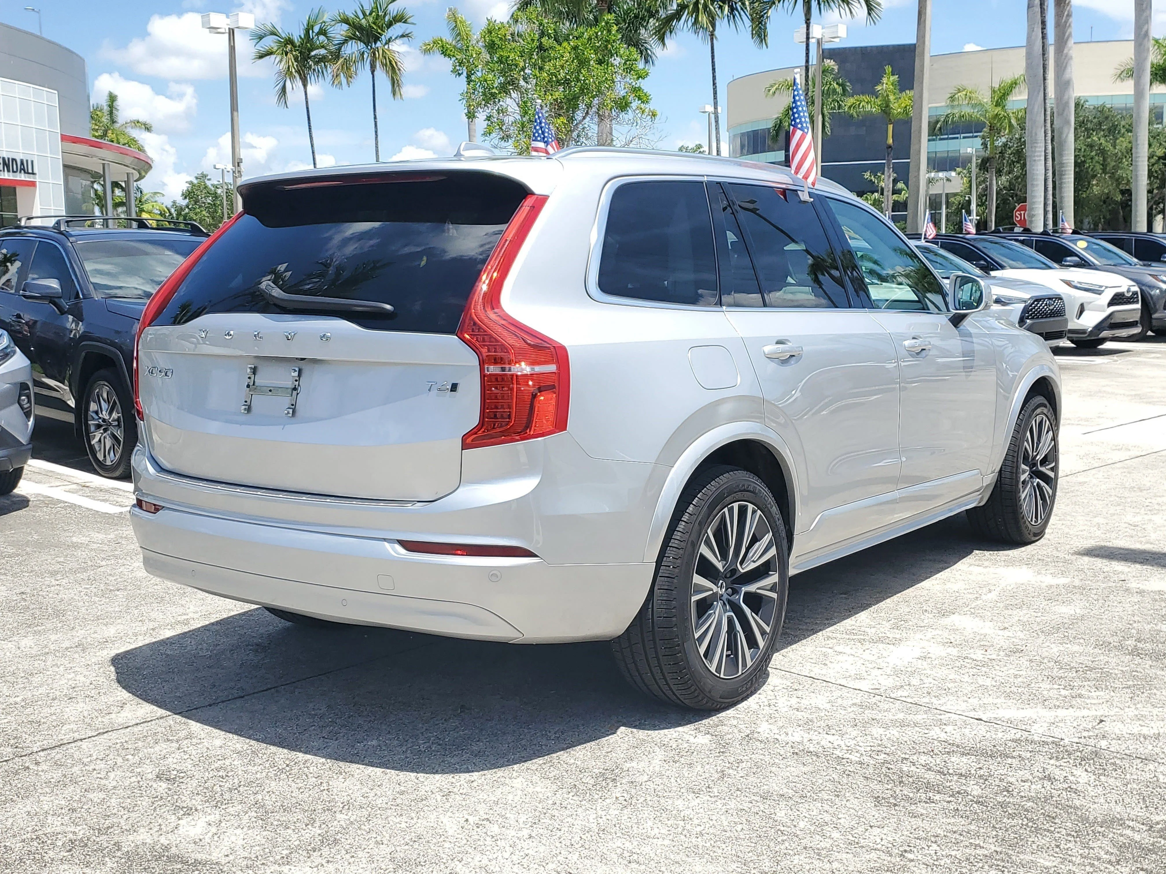 Used 2022 Bright Silver Metallic Volvo T6 Momentum image 7