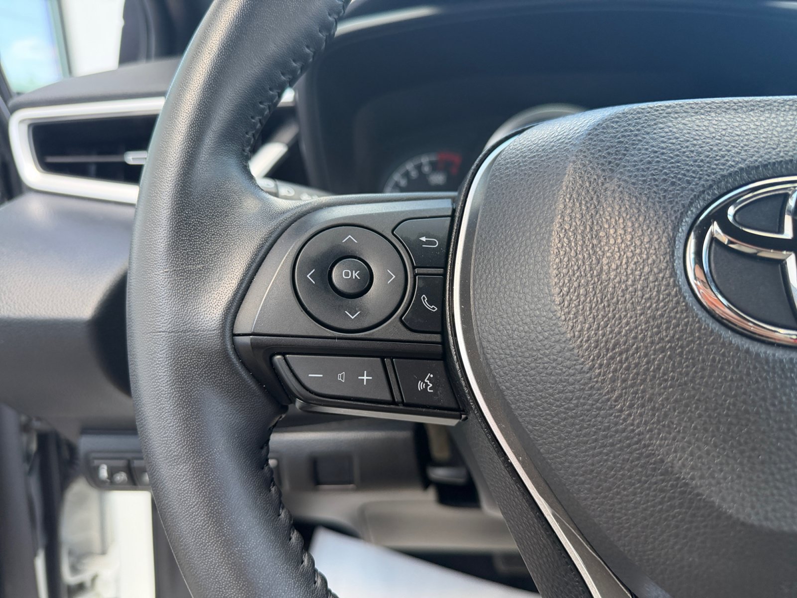 Used 2022 White Toyota SE image 11