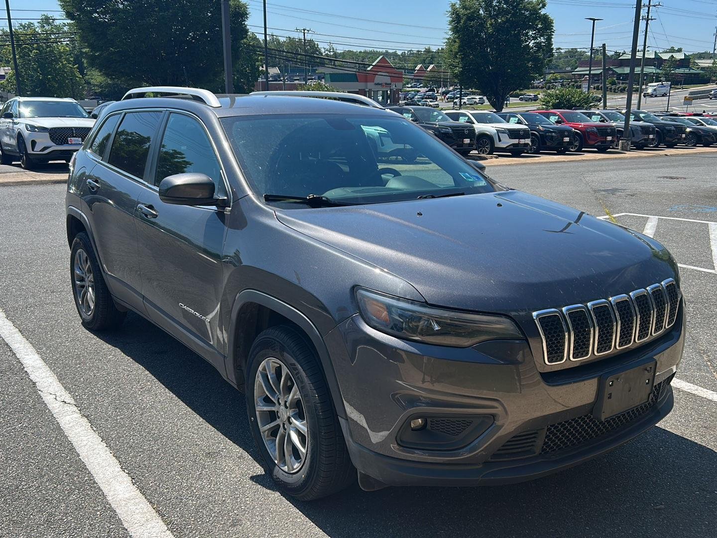 Used 2019 Granite Crystal Metallic Clearcoat Jeep Latitude Plus image 4