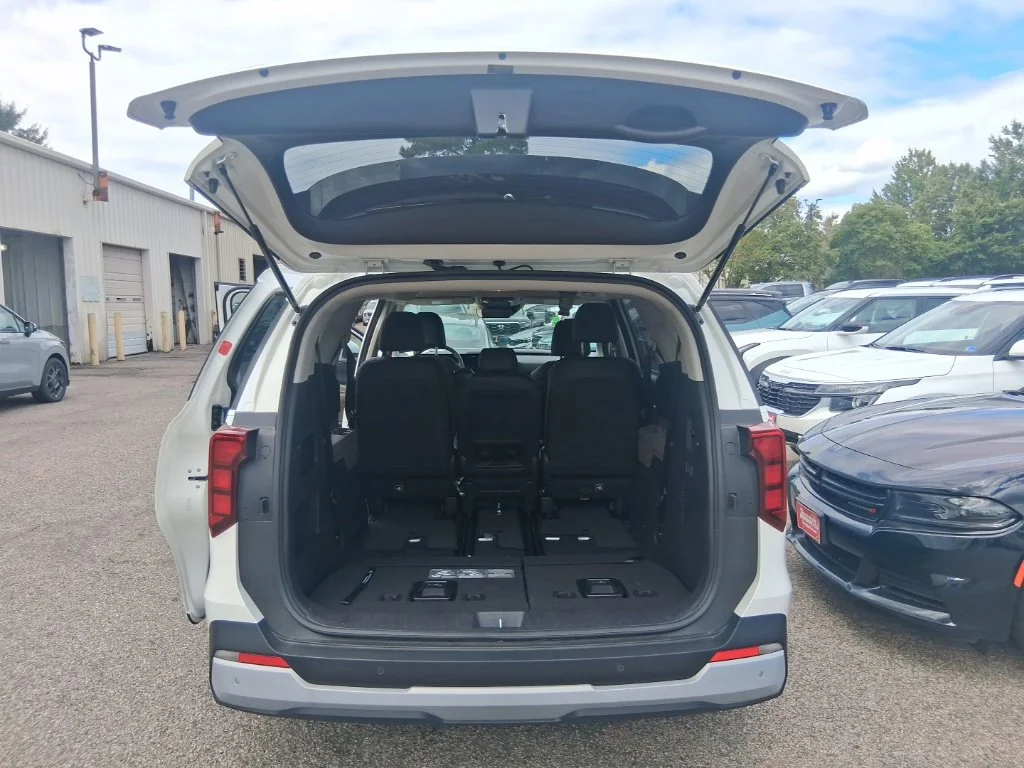 Used 2026 White Kia LXS image 18