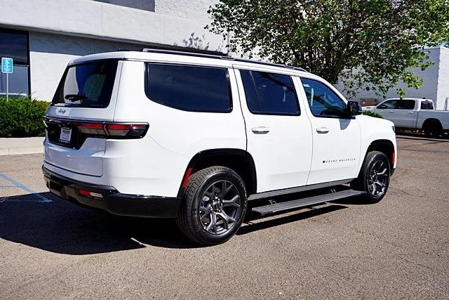 New 2026 Bright White Clear-Coat Exterior Paint Jeep Limited Altitude image 8