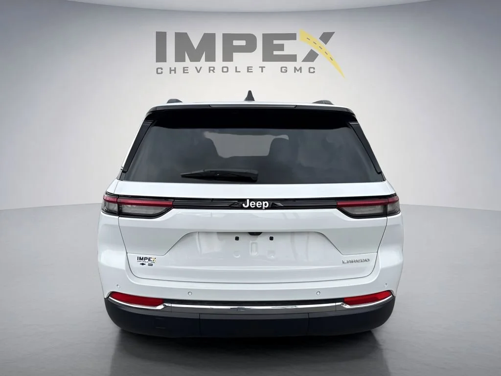 Used 2025 White Jeep Laredo X image 4