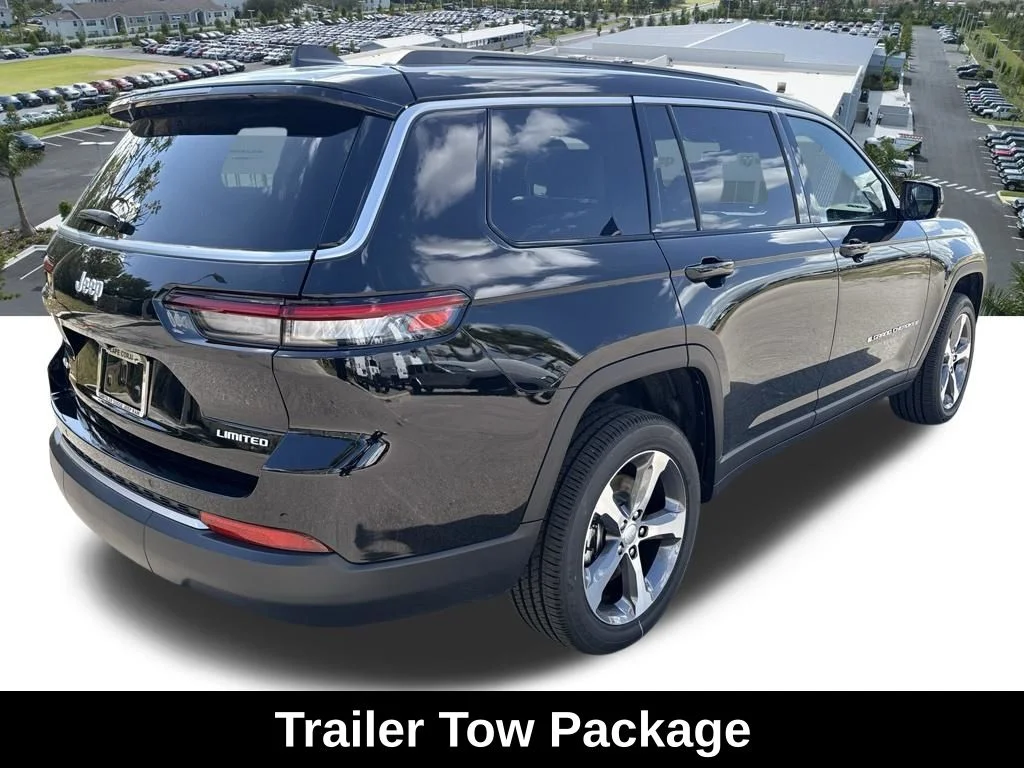 New 2026 Diamond Black Crystal Pearl-Coat Exterior Paint Jeep Limited image 4