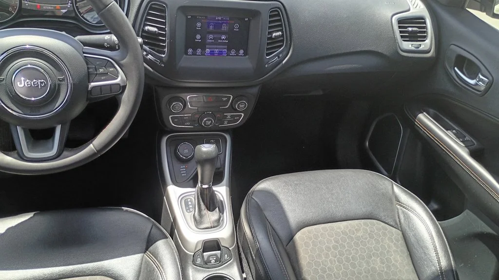 Used 2021 White Jeep Latitude image 30