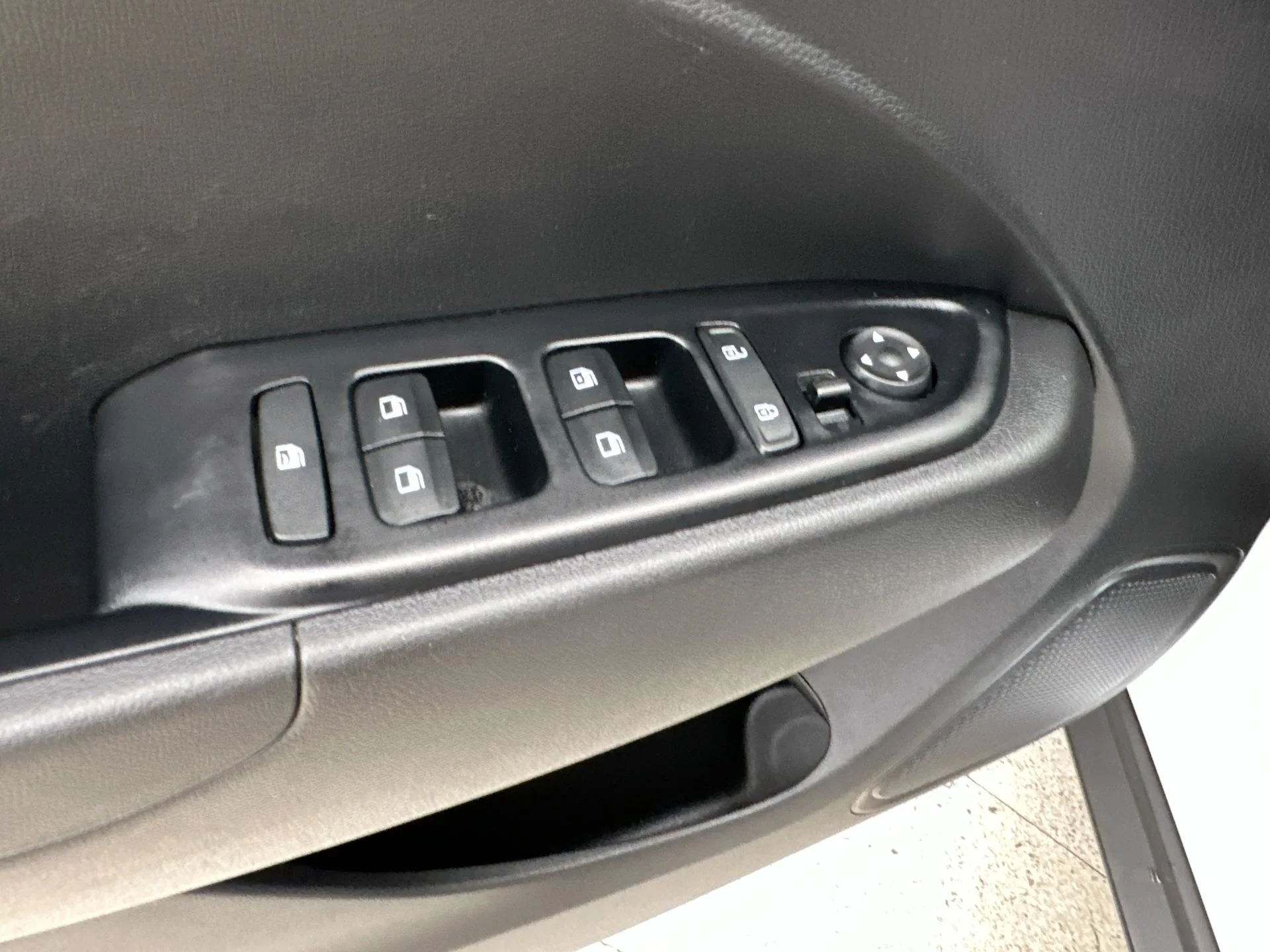 Used 2025 White Hyundai SEL image 22