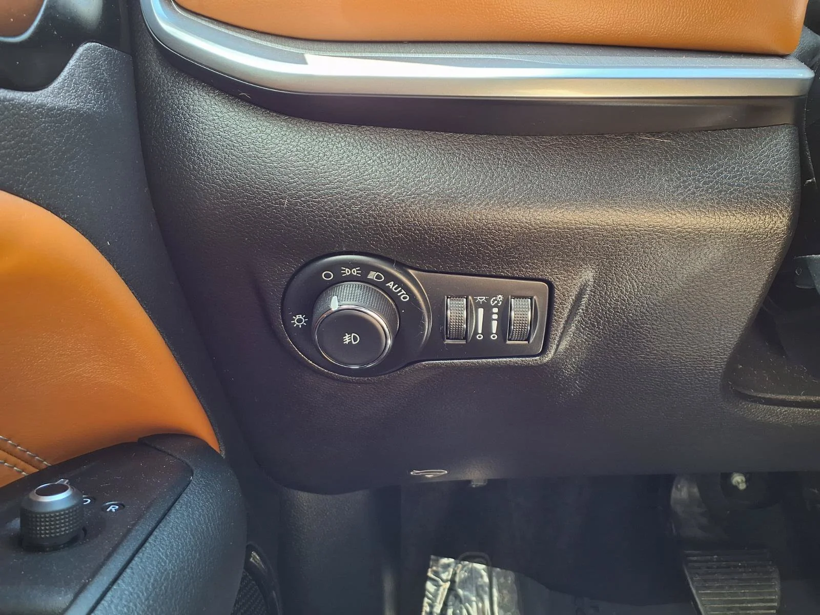 Used 2025 Silver Zynith Metallic Clearcoat Jeep Limited image 14