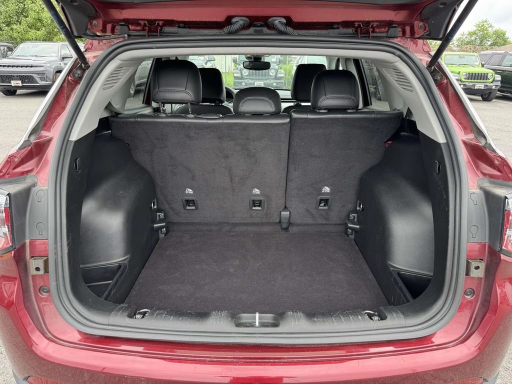 Used 2022 Red Jeep Latitude image 28