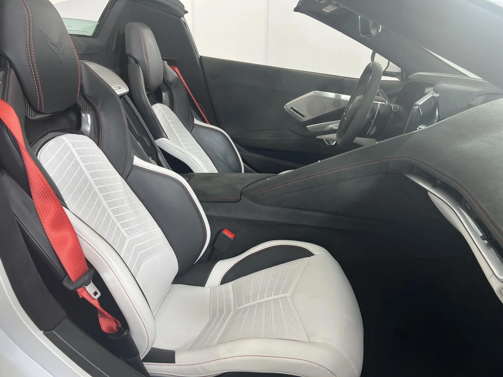 Used 2023 White Pearl Metallic Tricoat Chevrolet Stingray image 22