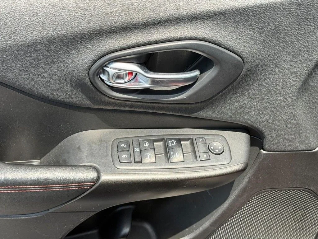 Used 2019 Red Jeep Trailhawk image 16