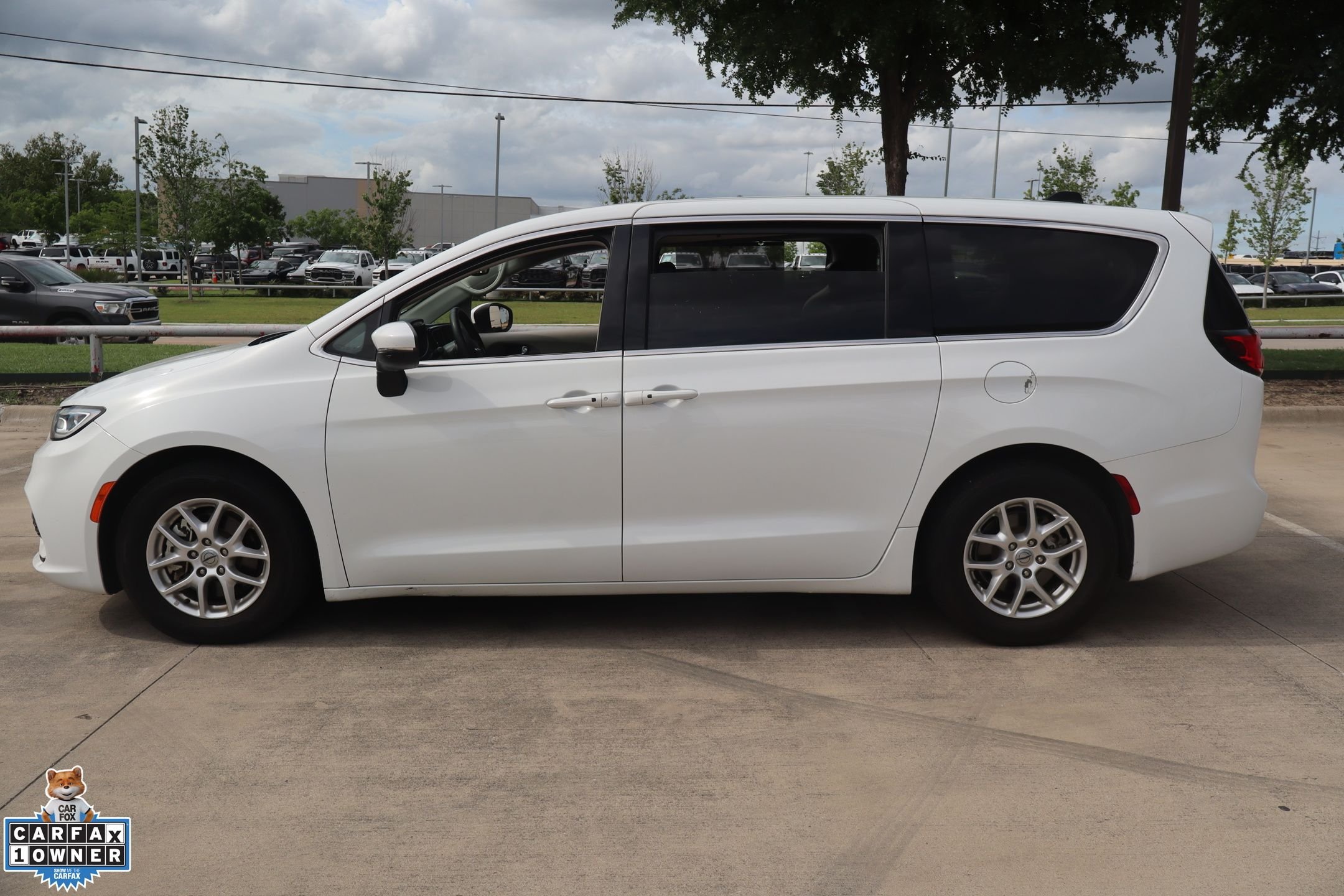 Used 2023 White Chrysler Touring L image 7