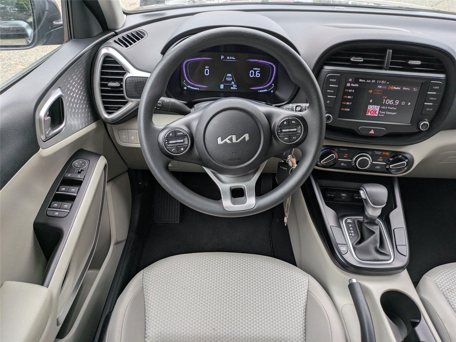 Used 2025  KIA  image 16
