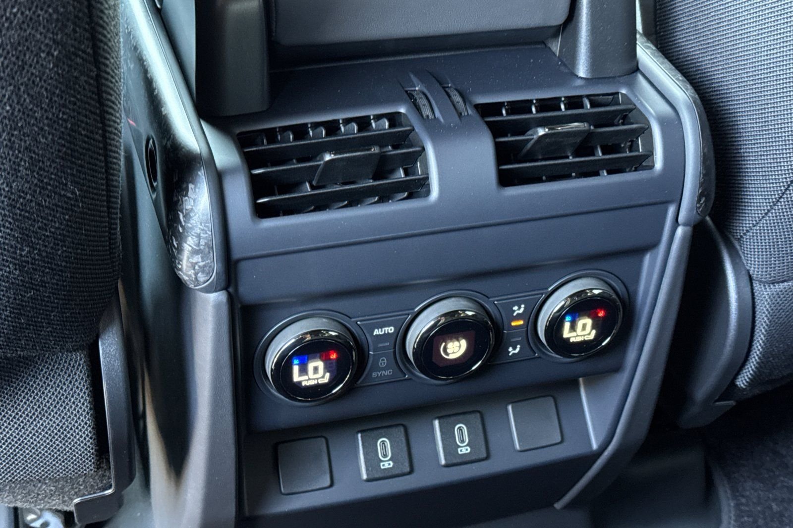 2026 Land Rover Defender OCTA Black - Photo 13