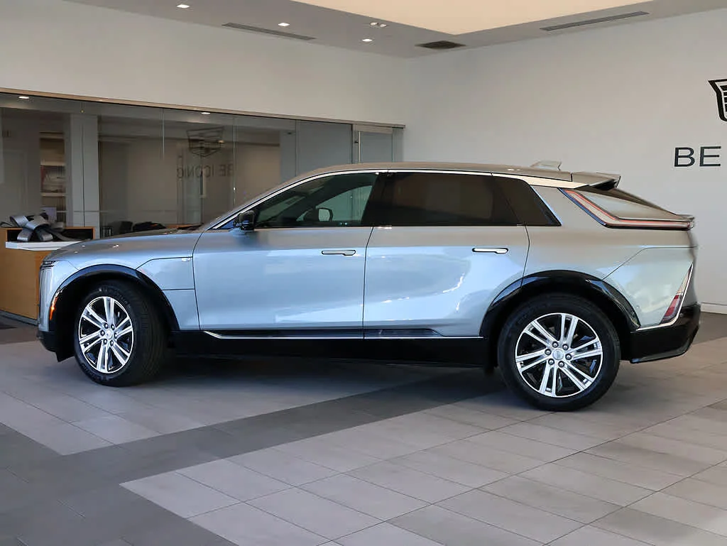 Used 2024 Cadillac LYRIQ Tech with VIN 1GYKPMRL1RZ133006 for sale in Libertyville, IL