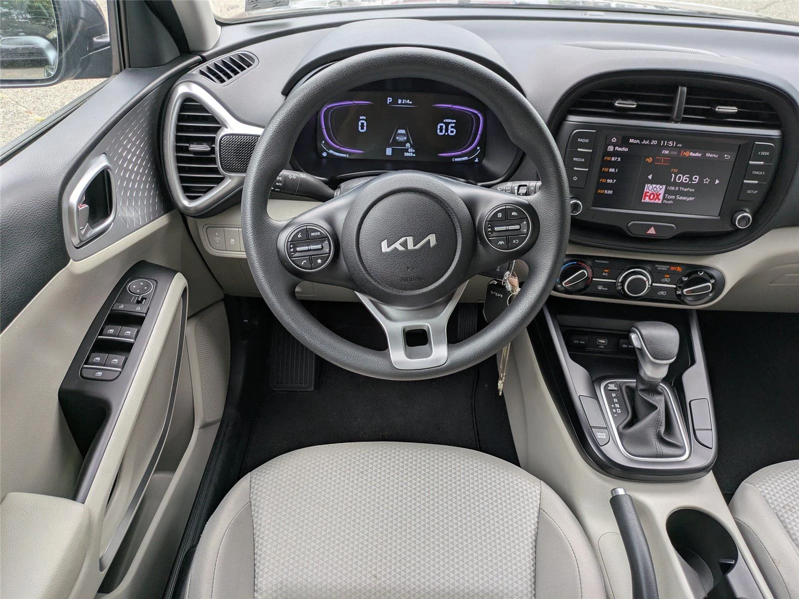 Used 2025  KIA  image 16
