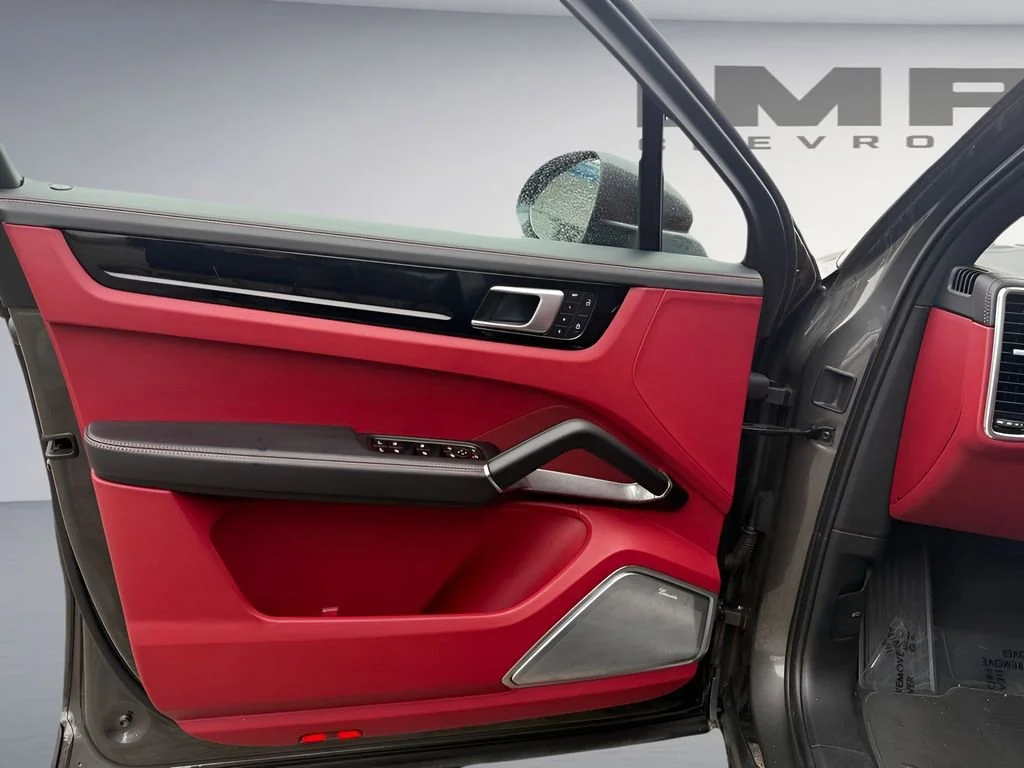 Used 2022  Porsche Turbo image 14
