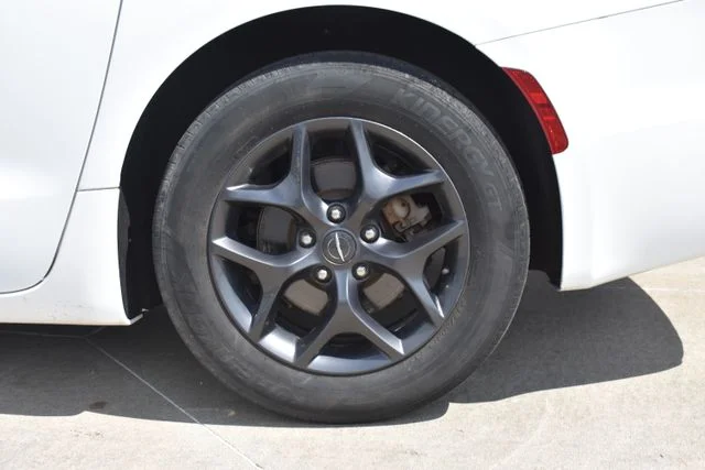 Used 2019 White Chrysler Touring L image 8