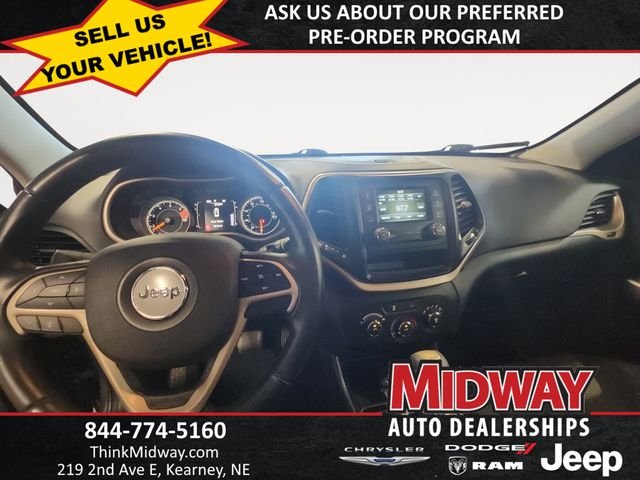 Used 2018 Gray Jeep Latitude image 10