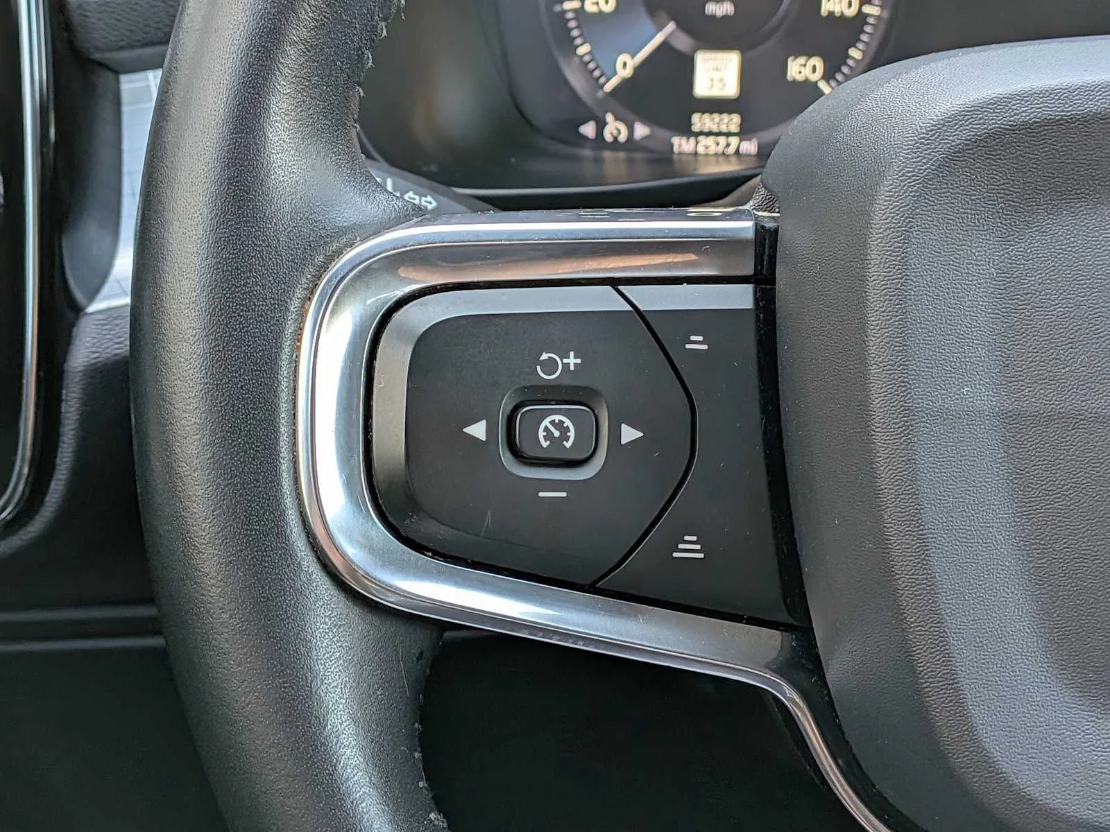 Used 2020 White Volvo Momentum image 16