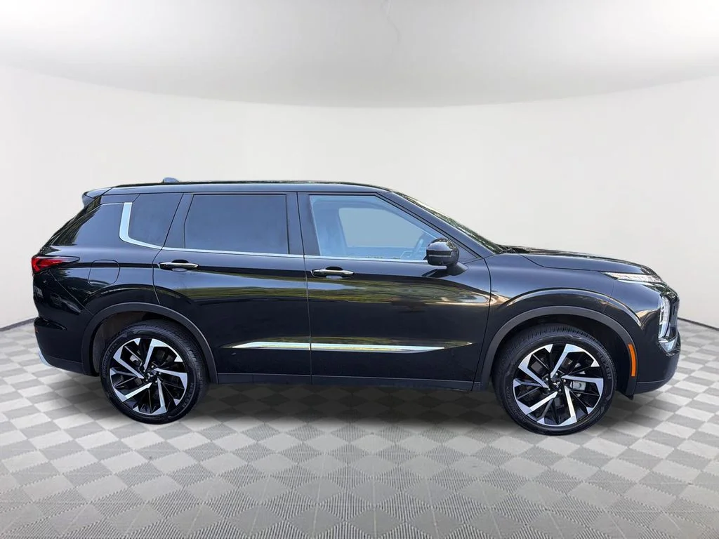 Used 2024  Mitsubishi SE image 4